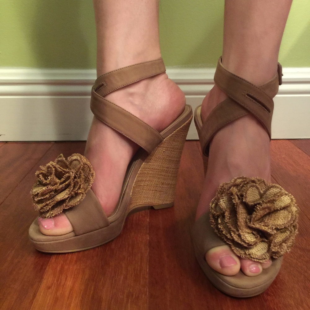 Stuart Weitzman Nubuck and Straw Flower Wedge S 6